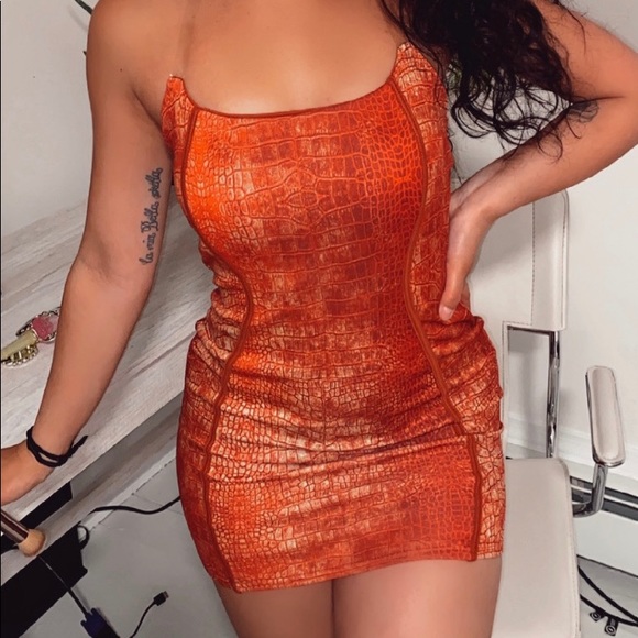 PrettyLittleThing | Red Snake skin mini dress - Picture 1 of 5